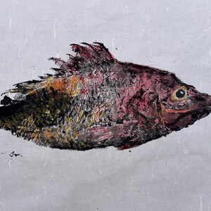 Può includere: Dipinto strutturato di un pesce nelle tonalità del rosso, nero, giallo e grigio. Il pesce è raffigurato di profilo, con squame e pinne visibili. L'opera d'arte è ambientata su uno sfondo grigio chiaro.