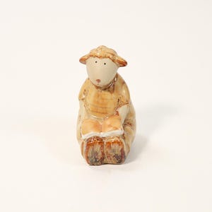 Colección antigua, estatua de cerámica vintage de oveja pequeña