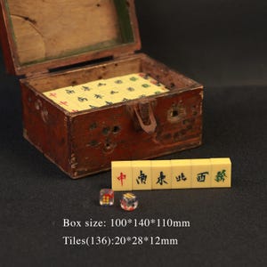Kolekcja antyków, lata 60. XX wieku, zabytkowy zestaw do gry w mahjonga w stylu chińskim, ręcznie robiony mahjong, płytki 136, z przewodnikiem, pudełko z litego drewna, wyprodukowane w Hongkongu
