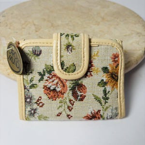 Carteira feminina vintage Carl by Mandi com duas dobras e bordado floral em ponto cruz