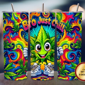 Könnte beinhalten: Ein Set aus fünf Edelstahlbechern mit einem farbenfrohen, psychedelischen Design. Jeder Becher zeigt einen Cartoon-Cannabisblatt-Charakter mit dem Text "Bro Just Chill". Der Hintergrund ist ein Wirbel aus Regenbogenfarben.