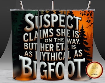 Frase divertida de Bigfoot para vaso (PNG), SOSPECHO que viene, ETA mítica, diseño de sublimación de 20 oz, descarga instantánea estilo grunge de bosque retro