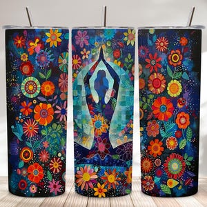 Puede incluir: Tres vasos altos de acero inoxidable con diseños florales. El vaso central presenta la silueta de una persona en postura de yoga, rodeada de flores coloridas. Los otros dos vasos están cubiertos con una vibrante variedad de flores naranjas, amarillas y azules sobre un fondo oscuro.