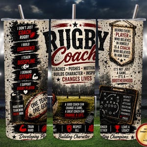 Può includere: Un bicchiere cilindrico con un design a tema rugby e uno sfondo di stadio. Il testo recita Rugby Coach, I don't just coach rugby, I build confidence, I teach discipline, I demand effort, I support every player, It's not just a game, It's a brotherhood.
