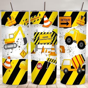 Puede incluir: Un juego de tres vasos de acero inoxidable con diseños de construcción. Cada vaso presenta rayas de peligro amarillas y negras, vehículos de construcción, conos de seguridad y las palabras "Under Construction" y "Detour".
