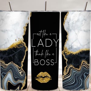 Op de afbeelding: Drie roestvrijstalen bekers met deksels en rietjes. De bekers hebben een marmerontwerp met gouden accenten en de tekst "act like a LADY think like a BOSS" op één. Het ontwerp bevat een gouden lip-afbeelding.