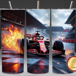 Könnte beinhalten: Ein Set aus drei Edelstahlbechern mit einem Formel-1-Rennwagendesign. Das Design zeigt einen roten Rennwagen auf einer Rennstrecke mit Flammen und Funken. Jeder Becher hat einen silbernen Strohhalm und einen Deckel.