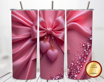 Può includere: Un set di tre bicchieri rosa in acciaio inossidabile con coperchi e cannucce. I disegni includono un grande fiocco rosa, due ornamenti a forma di cuore e un motivo di gemme scintillanti. I bicchieri sono alti circa 20 cm.