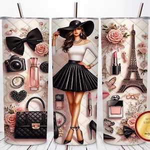 Puede incluir: Juego de 3 vasos con temática parisina. Cada vaso presenta un diseño diferente, incluyendo una mujer con sombrero negro, la Torre Eiffel y accesorios de moda. Los vasos tienen un fondo blanco con un patrón acolchado.