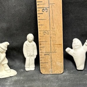 Puede incluir: Conjunto de cinco figuritas de Halloween de cerámica blanca. Las figuritas incluyen un fantasma, una momia, una bruja y dos niños que piden dulces.