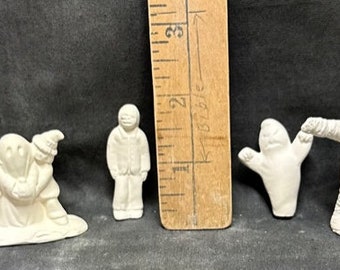 Figuras de cerámica bizcochada Scioto listas para pintar, con pequeños personajes de Halloween.