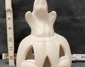Fantasma de bizcocho de cerámica listo para pintar que sale de una calabaza