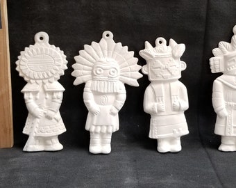Conjunto de 4 peças de cerâmica bisque Alberta, prontas para pintar: bonecas Kachina ou ornamentos de cowboy e índio.