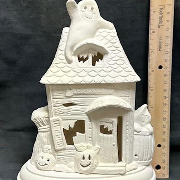 Bereit, Keramik Bisque Kelly's Haunted House mit Sockel zu malen