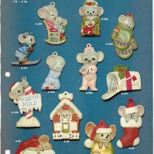 以下が含まれることがあります： さまざまなホリデーシーンでマウスを描いた、セラミック製のクリスマスオーナメント12個のセットです。オーナメントは明るい色でペイントされており、靴下の中のマウス、ロッキングチェアに座っているマウス、郵便受けに入っているマウス、家の中にいるマウス、スキーをしているマウス、北極の看板を持ったマウス、ベルを持ったマウスなどがあります。オーナメントのサイズはすべて約2.5cmから12.5cmです。
