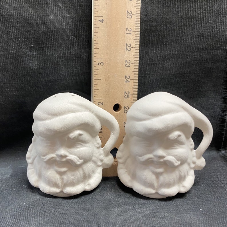 Pu&ograve; includere: Un paio di saliere e pepiere in ceramica bianca a forma di Babbo Natale. I salieri sono alti circa 10 cm e hanno un design dettagliato.