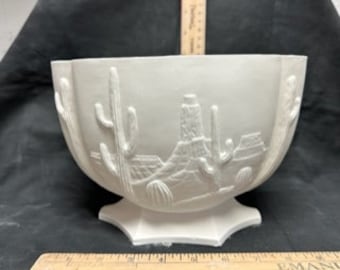 Vaso de cerâmica bisque pronto para pintar, com cena do sudoeste americano.