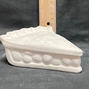 Può includere: Piatto per torta in ceramica bianca a forma di fetta di torta con crosta e ripieno. Il piatto è pronto per essere dipinto.