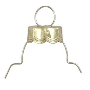 Pode incluir: Tampa de ornamento de metal dourado com borda festonada e um laço de arame para pendurar.