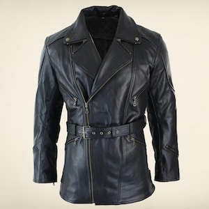 以下が含まれることがあります： 黒い革のジャケットで、クラシックなバイカースタイルです。非対称のジッパー開閉、ノッチカラー、複数のジッパーポケット、ウエストのベルトが特徴です。ジャケットはキルティングの裏地とテーラードフィットです。