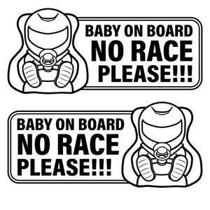 Puede incluir: Dos pegatinas en blanco y negro para la ventana del coche. Cada pegatina muestra a un bebé en una silla de coche con un chupete y el texto "BABY ON BOARD NO RACE PLEASE!!!".