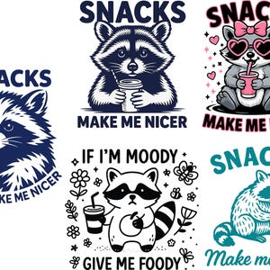 Puede incluir: Seis diseños gráficos de mapaches con la palabra "SNACKS" en la parte superior. Los mapaches se muestran en varias poses, sosteniendo bebidas o bocadillos, con frases como "MAKE ME NICER" y "GIVE ME FOODY" debajo. Los diseños utilizan varios colores y estilos.