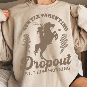 Zacht ouderschap drop-out png-svg, sarcastische moeder png, grappige mama-t-shirt png, geblokte bliksem png, retro moederschap cowgirl-moeder western