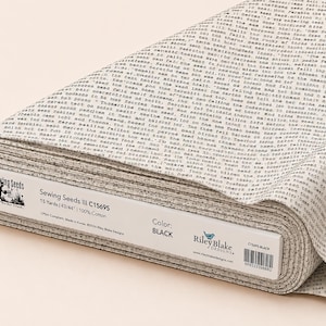 Puede incluir: Un rollo de tela blanca con un patrón de texto negro repetitivo. La etiqueta dice Sewing Seeds III C15695, 15 yardas, 43/44 pulgadas, 100% algodón, color: NEGRO, e incluye el logotipo de Riley Blake Designs y un código de barras.