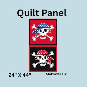 Könnte beinhalten: Ein rotes und schwarzes Quilt-Panel mit zwei Schädel-und-Kreuzbeinkonstruktionen. Die Schädel tragen rote und blaue Bandanas mit weißen Punkten. Das Panel ist 61 cm x 112 cm groß und stammt von Makower Uk.