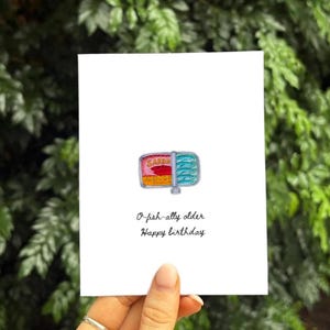 Carte d'anniversaire amusante – « O-Fish-Ally Older » – Jeu de mots sardines – Carte de voeux originale faite main