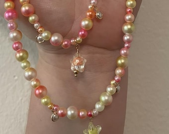 Collares con dijes de la bandera lésbica