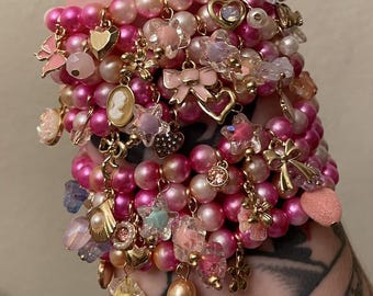 Pulsera de la amistad con dije de la bandera lesbiana