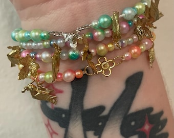 Pulseras con dijes de colores surtidos