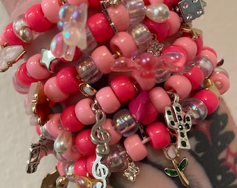 Pulsera Chappell Roan Pink Pony Club Charm Bracelet Kandi (reposición)