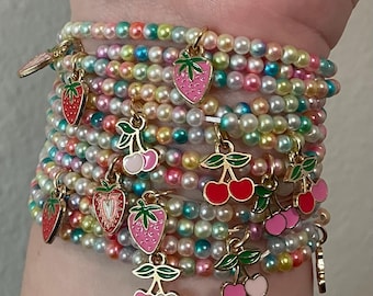 Pulseras con dijes frutales