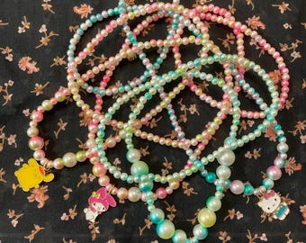 Collares de cuentas de Hello Kitty y sus amigos