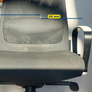 Könnte beinhalten: Ein grauer Bürostuhl mit schwarzen Armlehnen und einem Netzrücken. Der Stuhl hat eine Messung von 4,5 cm. Die Armlehnen haben weiße Akzente. Der Stuhl ist auf Komfort und Unterstützung ausgelegt.