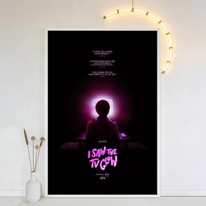 Op de afbeelding: Een set van drie keramische mokken met een gespikkelde, matte afwerking. De mokken zijn in cr&egrave;me, lichtgrijs en donkergrijs. Elke mok heeft een eenvoudig, minimalistisch ontwerp.