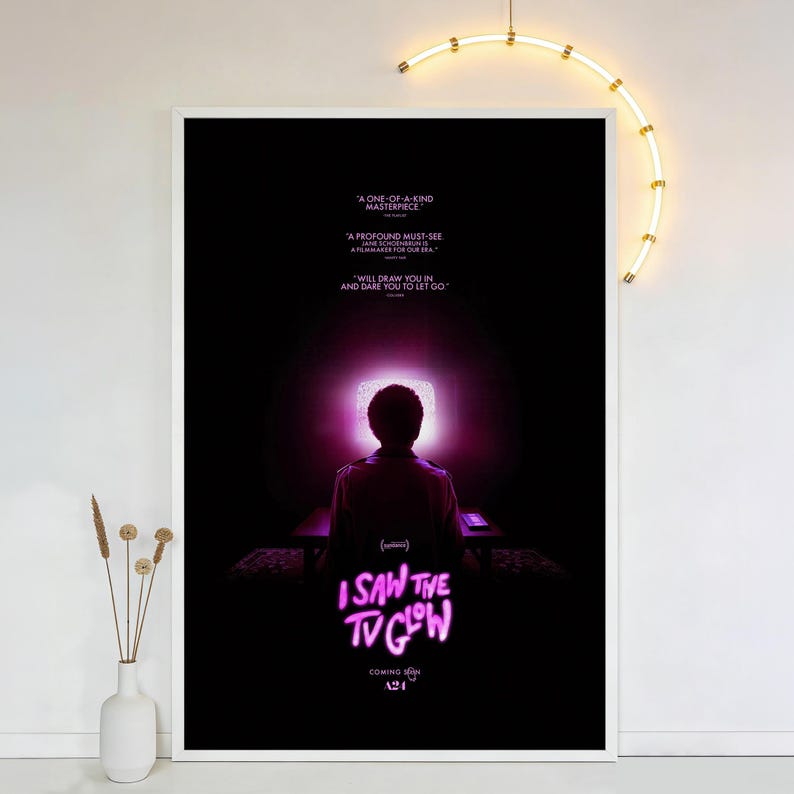 Op de afbeelding: Een set van drie keramische mokken met een gespikkelde, matte afwerking. De mokken zijn in cr&egrave;me, lichtgrijs en donkergrijs. Elke mok heeft een eenvoudig, minimalistisch ontwerp.