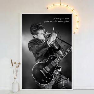 Könnte beinhalten: Schwarz-Weiß-Fotografie eines Musikers auf der Bühne, der Gitarre spielt und in ein Mikrofon singt. Das Bild enthält den Text "I bet you look good on the dance floor" und eine Unterschrift. Der Musiker trägt eine Lederjacke.