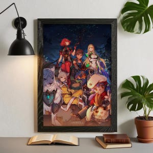 Può includere: Una stampa incorniciata raffigurante un gruppo di personaggi in stile anime. L'opera presenta vari personaggi in abiti colorati, ambientati su uno sfondo di notte stellata. La stampa è in una cornice nera ed è esposta su una superficie grigia.