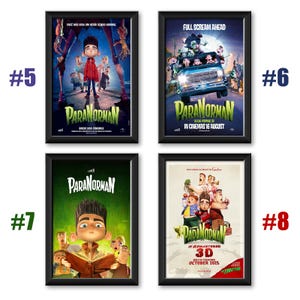 Może przedstawiać: Cztery oprawione plakaty filmowe do filmu animowanego "ParaNorman". Plakaty charakteryzują się żywymi kolorami i ilustracjami postaci. Plakaty zawierają tytuł filmu i informacje o premierze. Plakaty są w czarnych ramkach.
