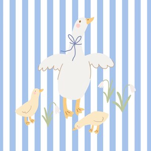Pode incluir: Ilustração de um ganso branco com um laço azul, dois patinhos amarelos e flores de snowdrop num fundo listrado azul e branco. O ganso tem as asas abertas.