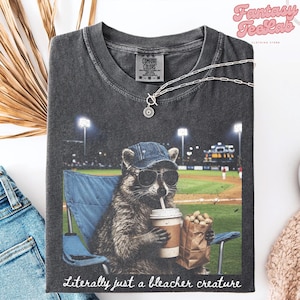 Literalmente una criatura de las gradas - Camiseta oscura, Camiseta de mapache, Camiseta para amantes del béisbol, Camiseta gráfica de estadio, Regalo para aficionados al béisbol, Camiseta para el día del partido
