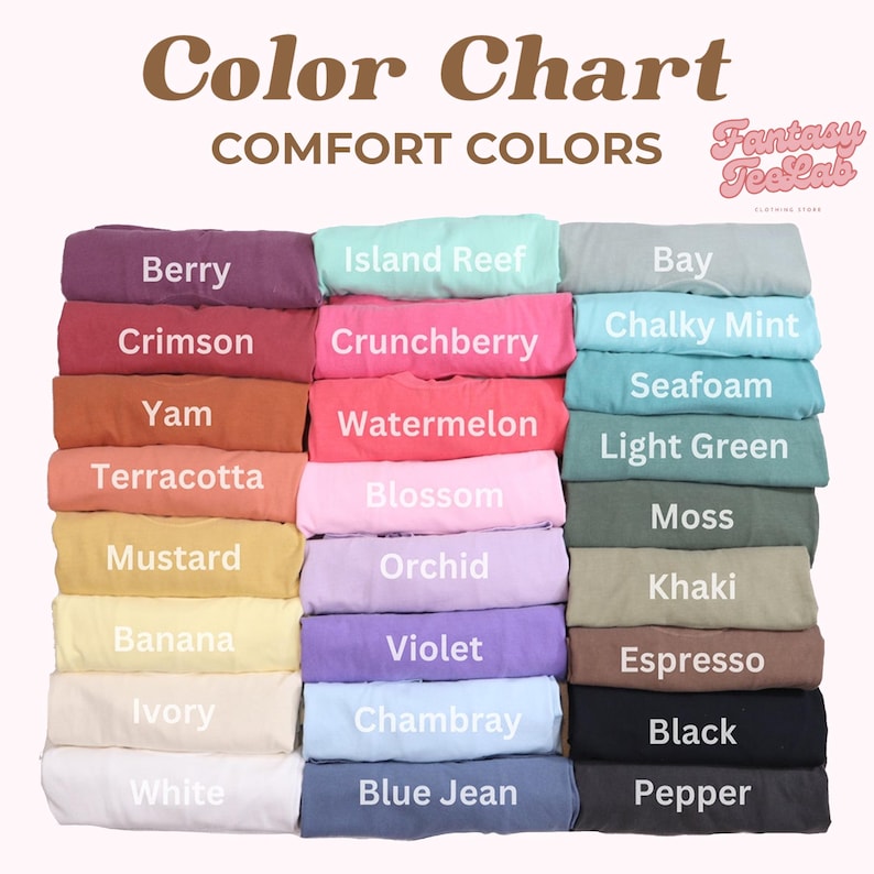 K&ouml;nnte beinhalten: Farbtabelle mit Comfort Colors T-Shirts. Die Tabelle zeigt eine Vielzahl von gefalteten T-Shirts in Farbt&ouml;nen wie Berry, Crimson, Yam, Terracotta, Mustard, Banana, Ivory und White. Weitere Farben sind Island Reef, Crunchberry, Watermelon, Blossom, Orchid, Violet und Chambray.
