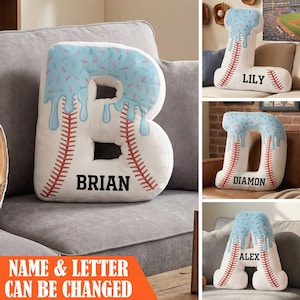 Op de afbeelding: Honkbal-thema letterkussens in de vorm van de letters B, L, D en A. Elk kussen is wit met rode stiksels, een blauw glazuurontwerp en een gepersonaliseerde naam. De tekst "NAME & LETTER CAN BE CHANGED" staat in de afbeelding.