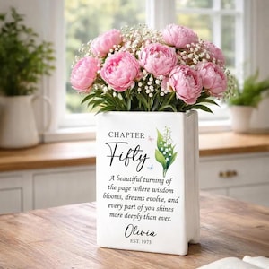 Benutzerdefinierte 50. Geburtstag mit Geburtsblumen-Keramik-Buchvase, Kapitel fünfzig Geschenk für sie, personalisierte Name Buchvase, Geschenk für Mamma