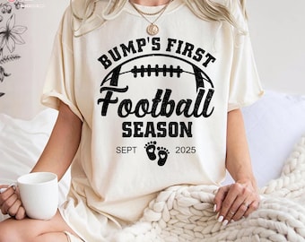 赤ちゃんの初めてのフットボールシーズンTシャツ、フットボール妊娠発表Tシャツ、フットボールママTシャツ、カスタムフットボールシャツ、秋の妊娠発表
