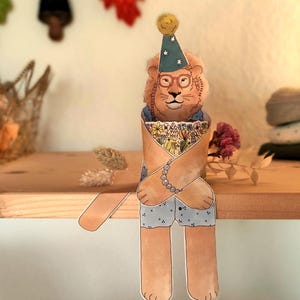 Leeuw om te knutselen – PDF-knutselpakket voor een schattige zittende pop met een boeket bloemen en een groetbanner om af te drukken