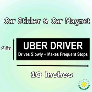 Peut inclure: Autocollant ou aimant de voiture rectangulaire noir, de 25 cm de long et 7,6 cm de haut, avec le texte "UBER DRIVER Drives Slowly + Makes Frequent Stops". Le texte est en blanc sur fond noir.